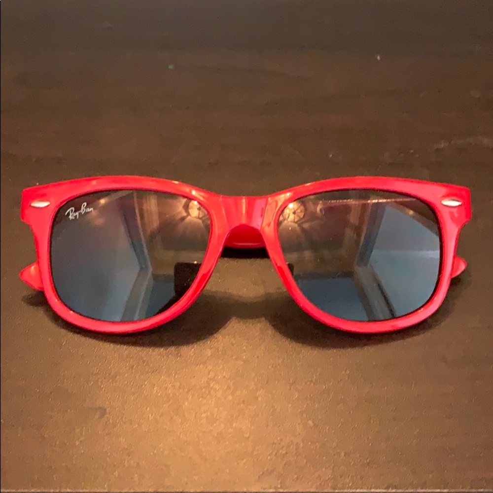 Wayfarer Raybans.